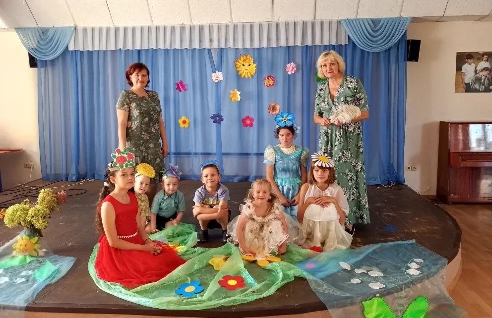 Юные путешественники побывали на волшебной «Цветочной поляне»